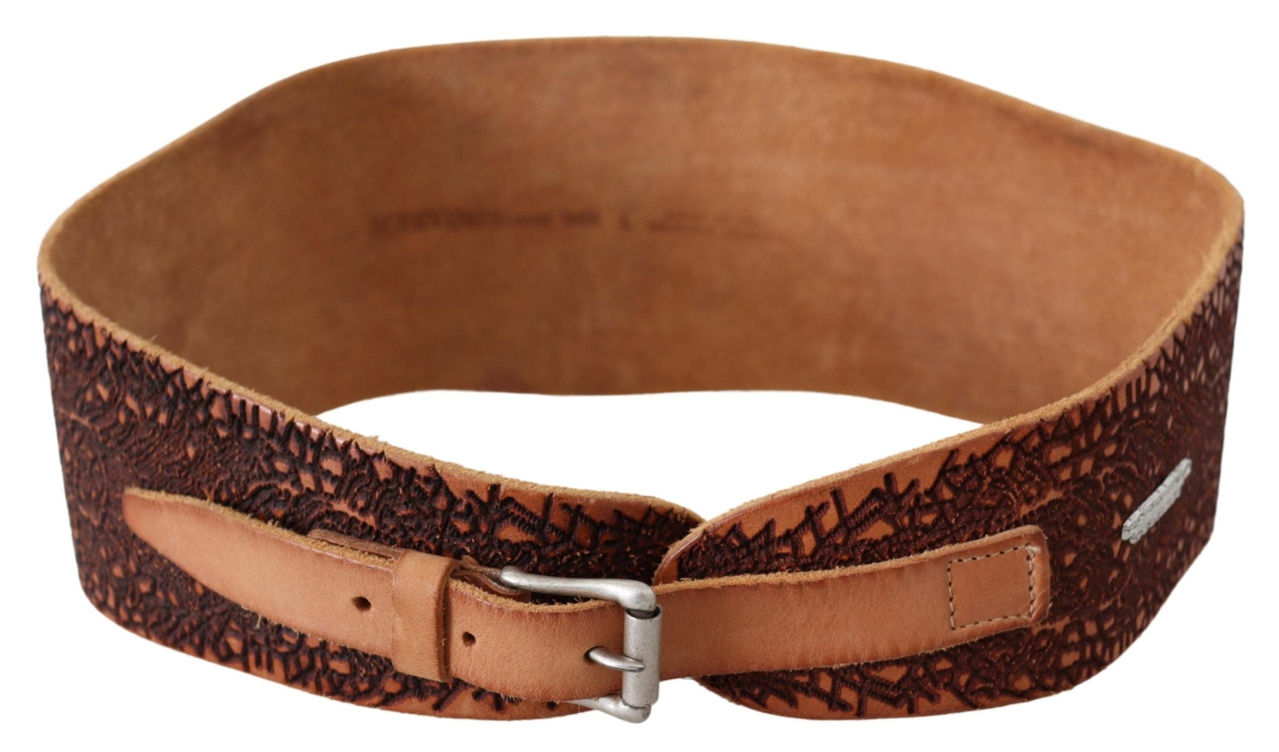 Brun, bred läderrem med broderad design och logo.