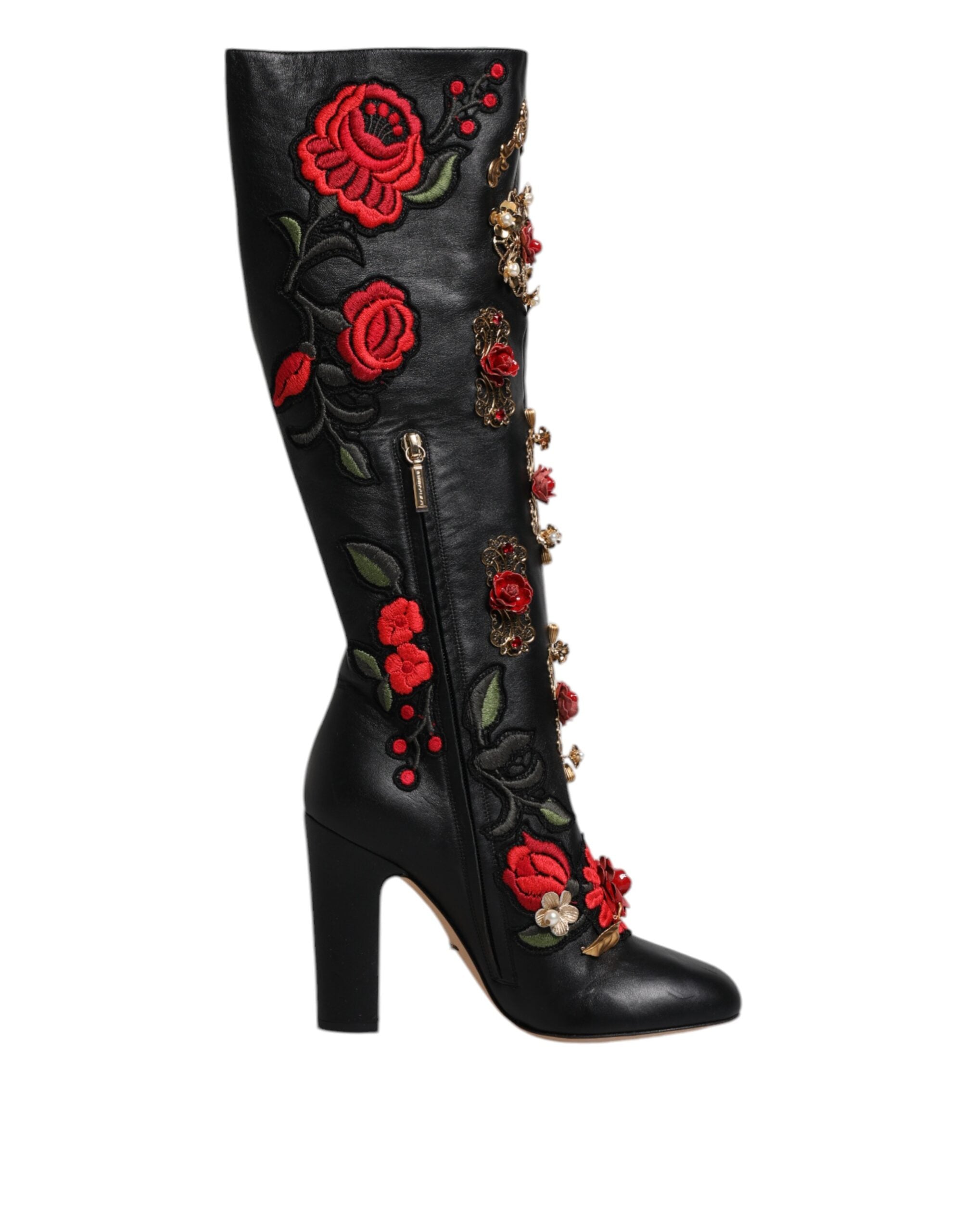 Svart läderboots med rosenbroderi och klack.