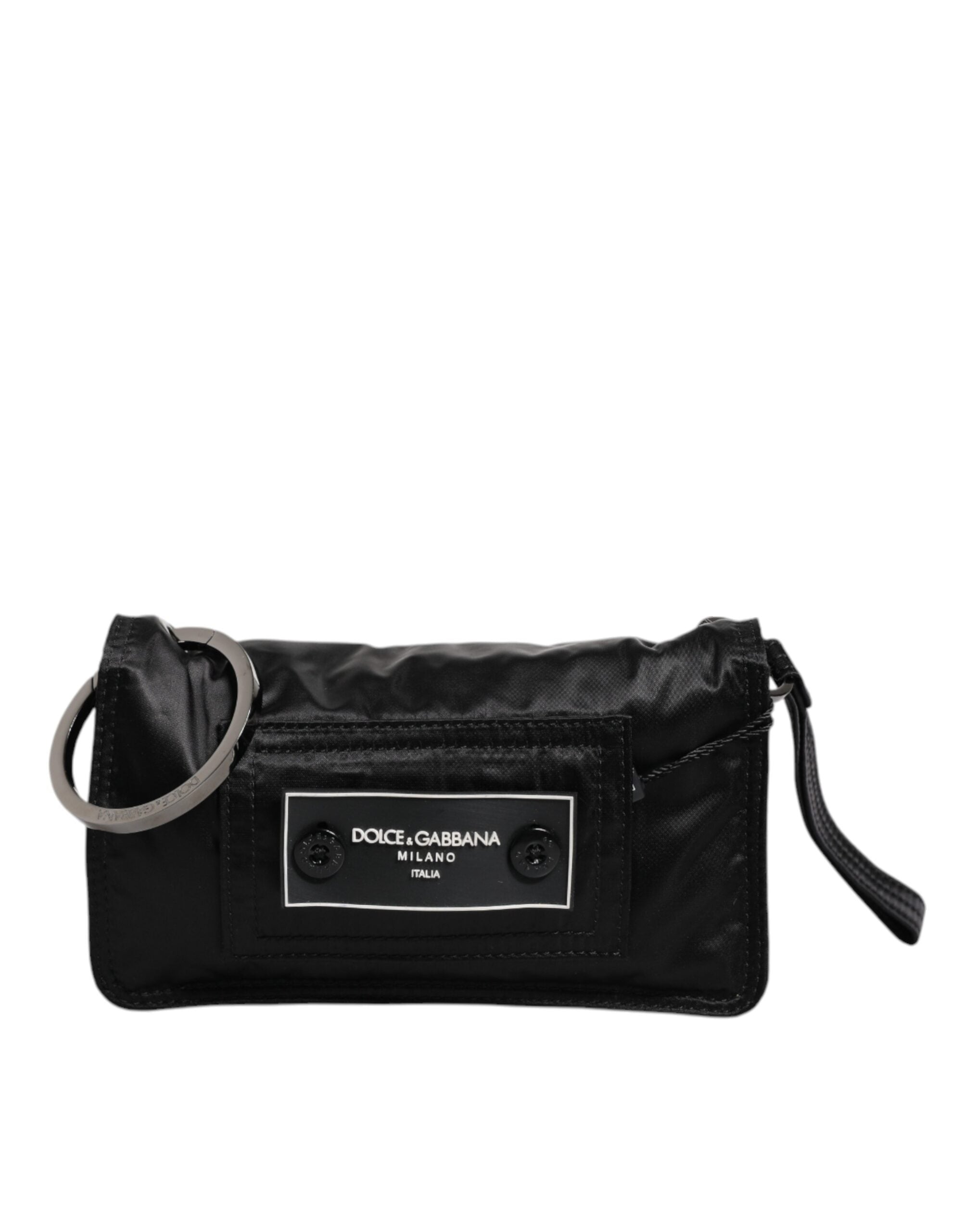 Svart väska i tyg med logotyp, kan bäras som clutch eller crossbody.