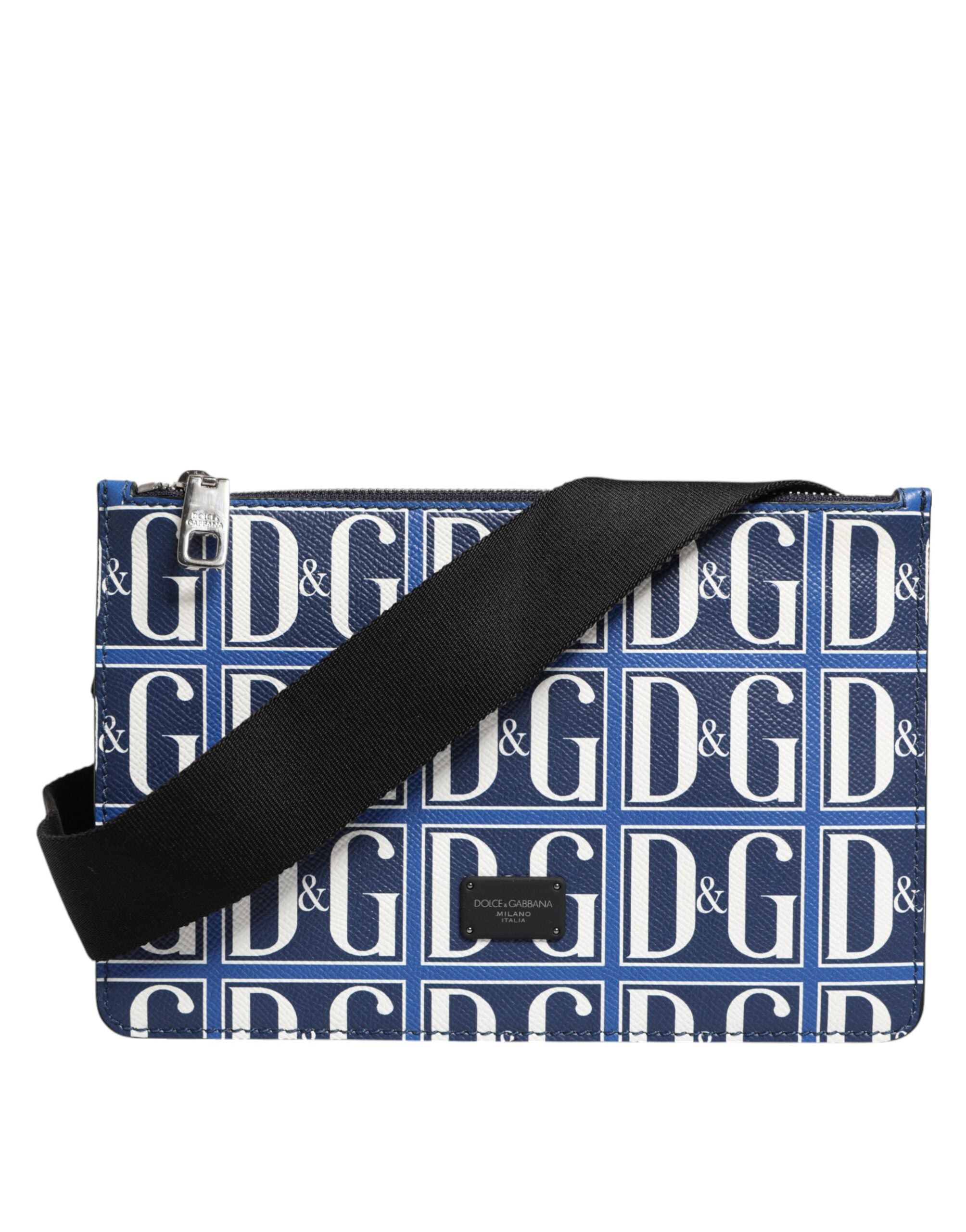 Blå vit läderhandväska med D&G-logoplack, bärs över axeln.