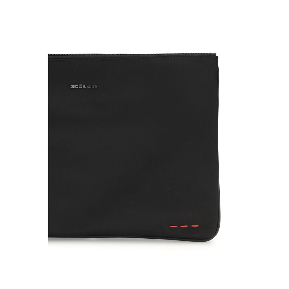 Kiton svart kuvertväska i tyg med dragkedja upptill och mässingslogotyp