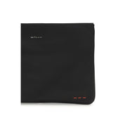 Kiton svart kuvertväska i tyg med dragkedja upptill och mässingslogotyp