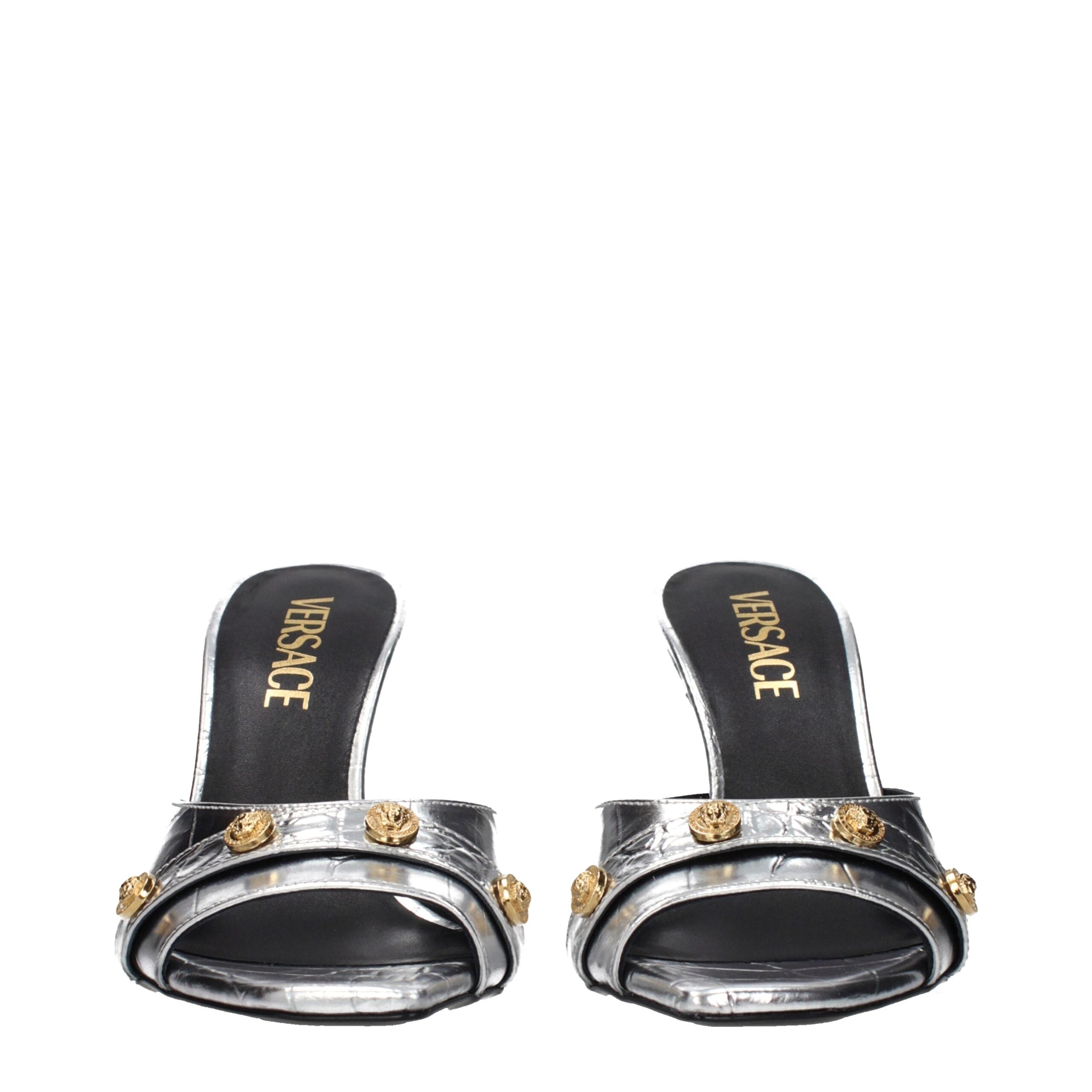 Versace Silverfärgade Lädersandaler med Stilettklack och Vintageeffekt