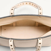 Valentino Garavani Beige Kalvskinnsväska med Nitar