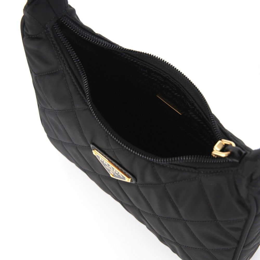 Prada svart quiltad nylon axelväska