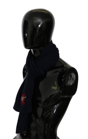 Blå ullhalsduk med broderad #DGLovesLondon-logotyp