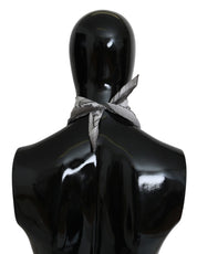 Vit bomullstryckt bandanahalsduk