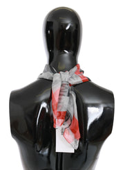 Röd sidenhalsduk med märkesvaror och grått