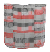 Röd sidenhalsduk med märkesvaror och grått