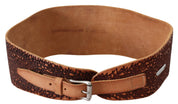 Brun, bred läderrem med broderad design och logo.