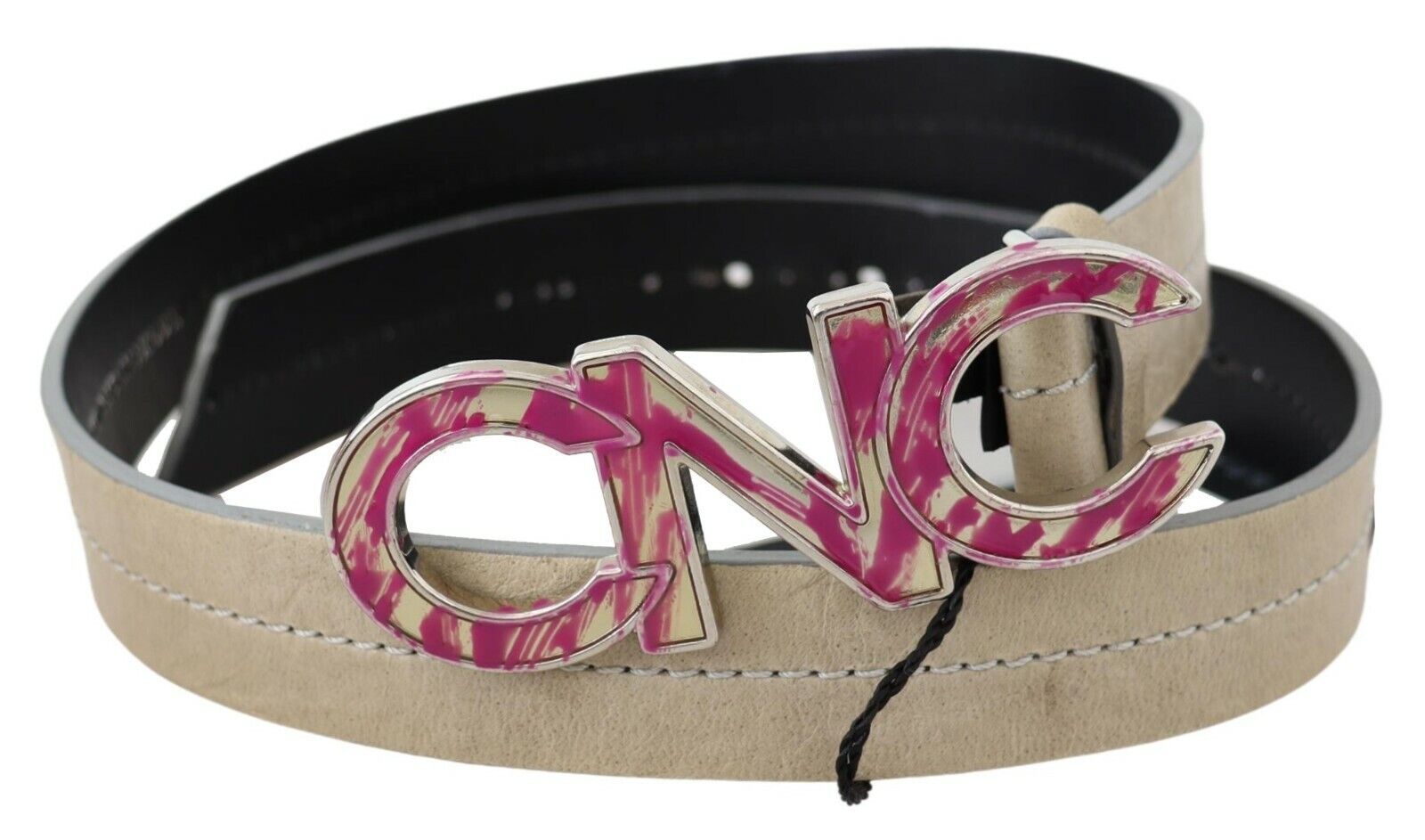 Blekbeige läderbälte med logobokstäver i rosa och spänne.