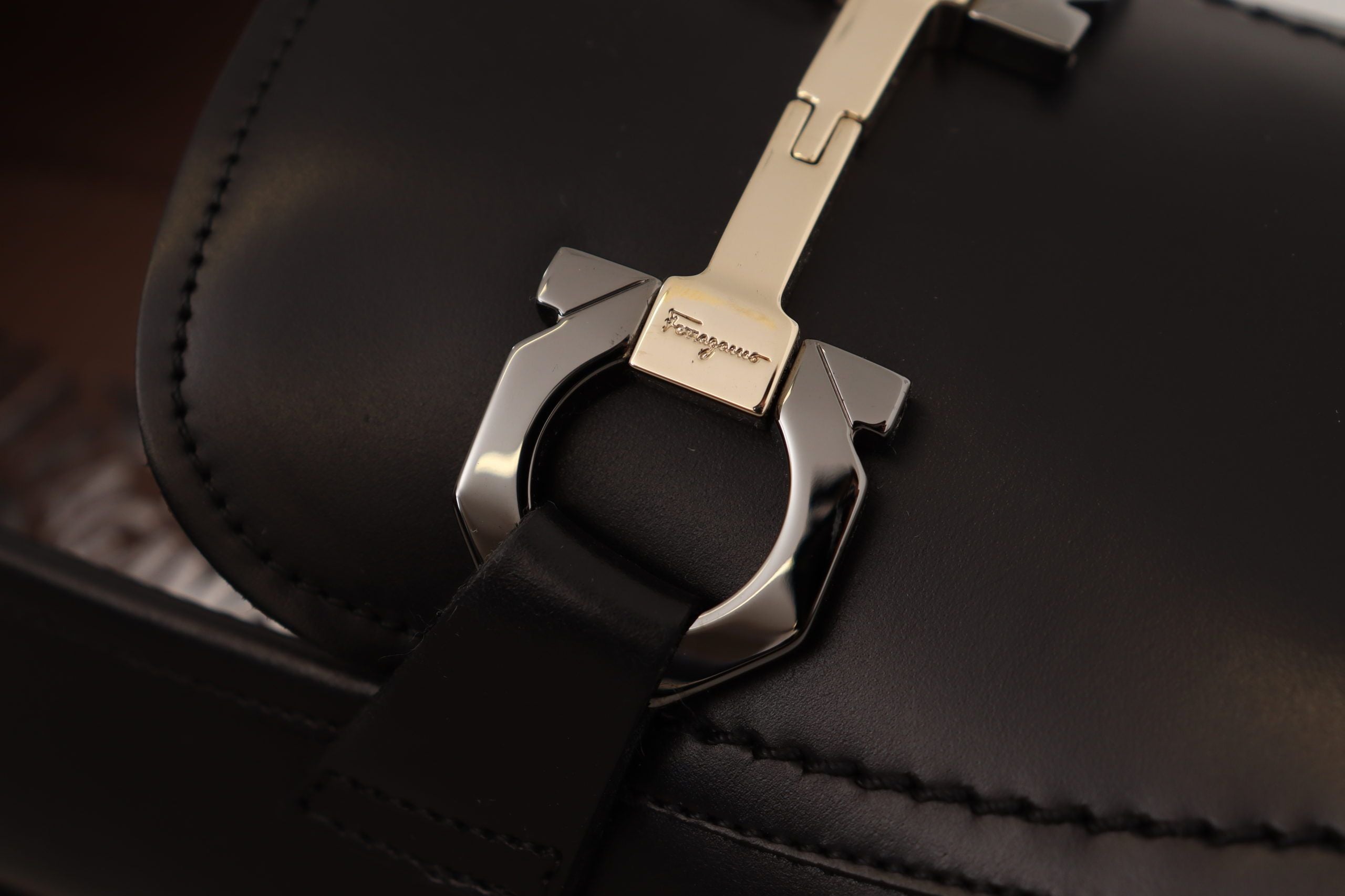 Snygga läderloafers med Gancio-spänne i svart.