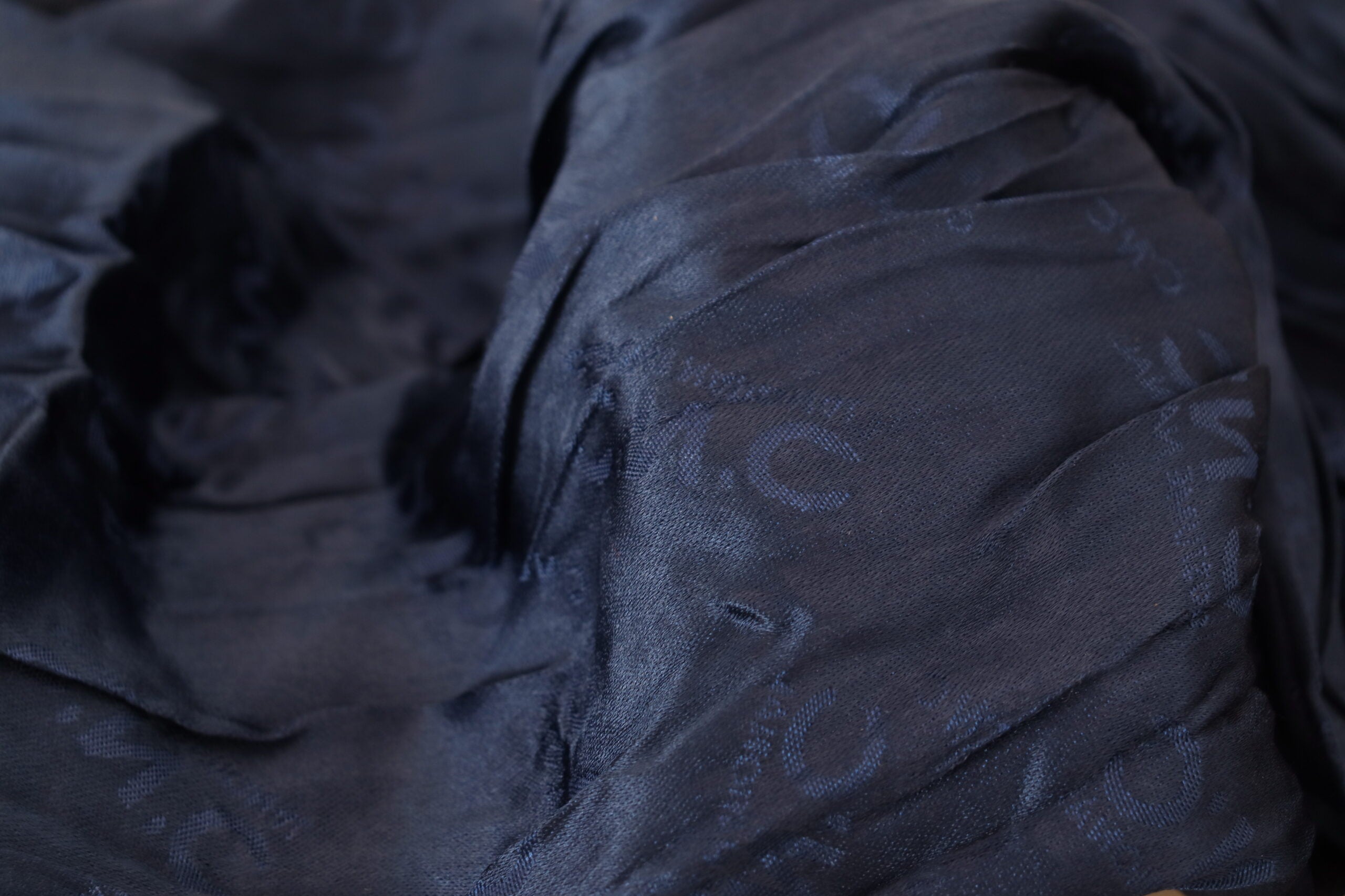 Blå sidensjal med fransar