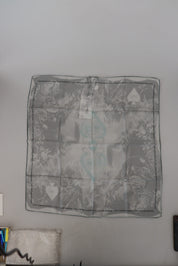 Grå mönstrad sjal med märkesdesign