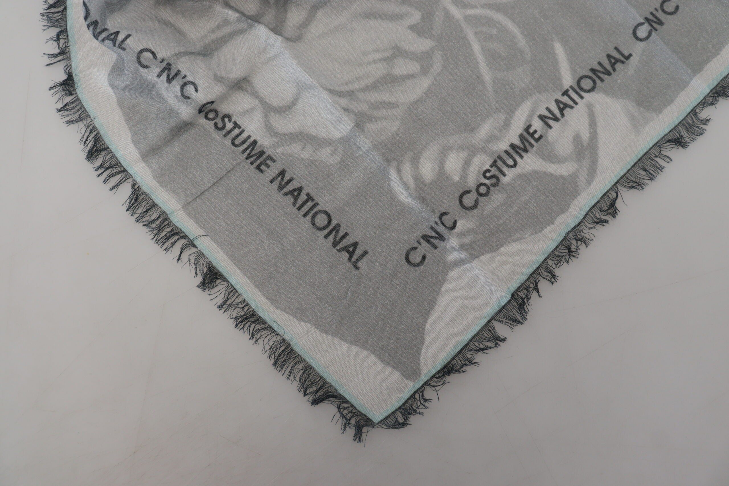 Grå mönstrad sjal med fransar