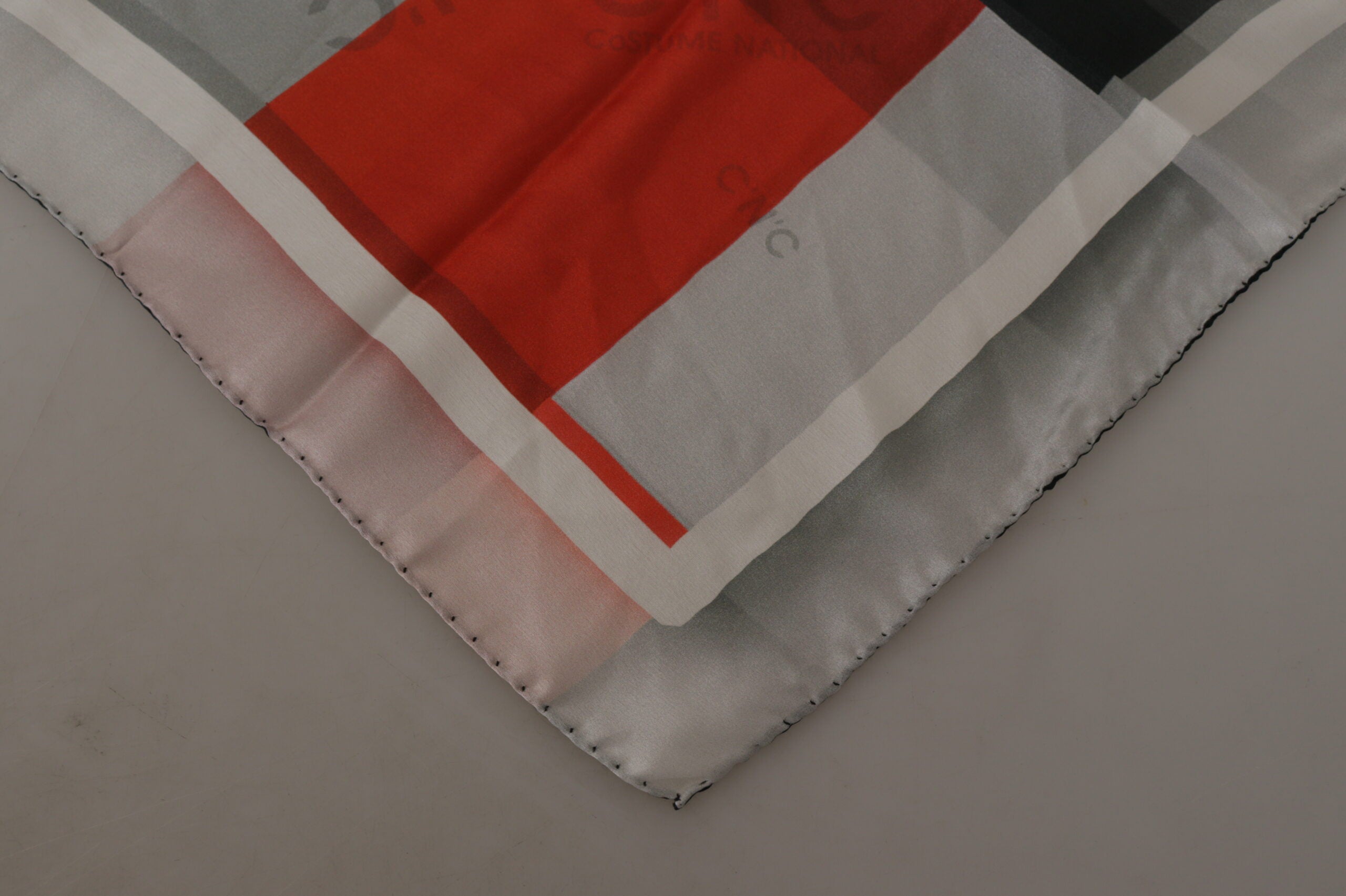 Gråröd sidensjal med omlottkrage