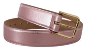 Metallisk rosa, polerad läderbälte med logotyp och metallspänne.