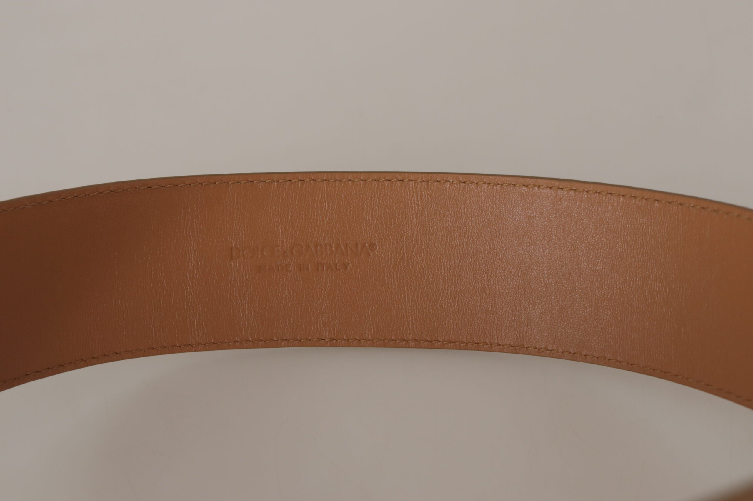 Brun beige läderbälte med guldmetallisk oval spänne