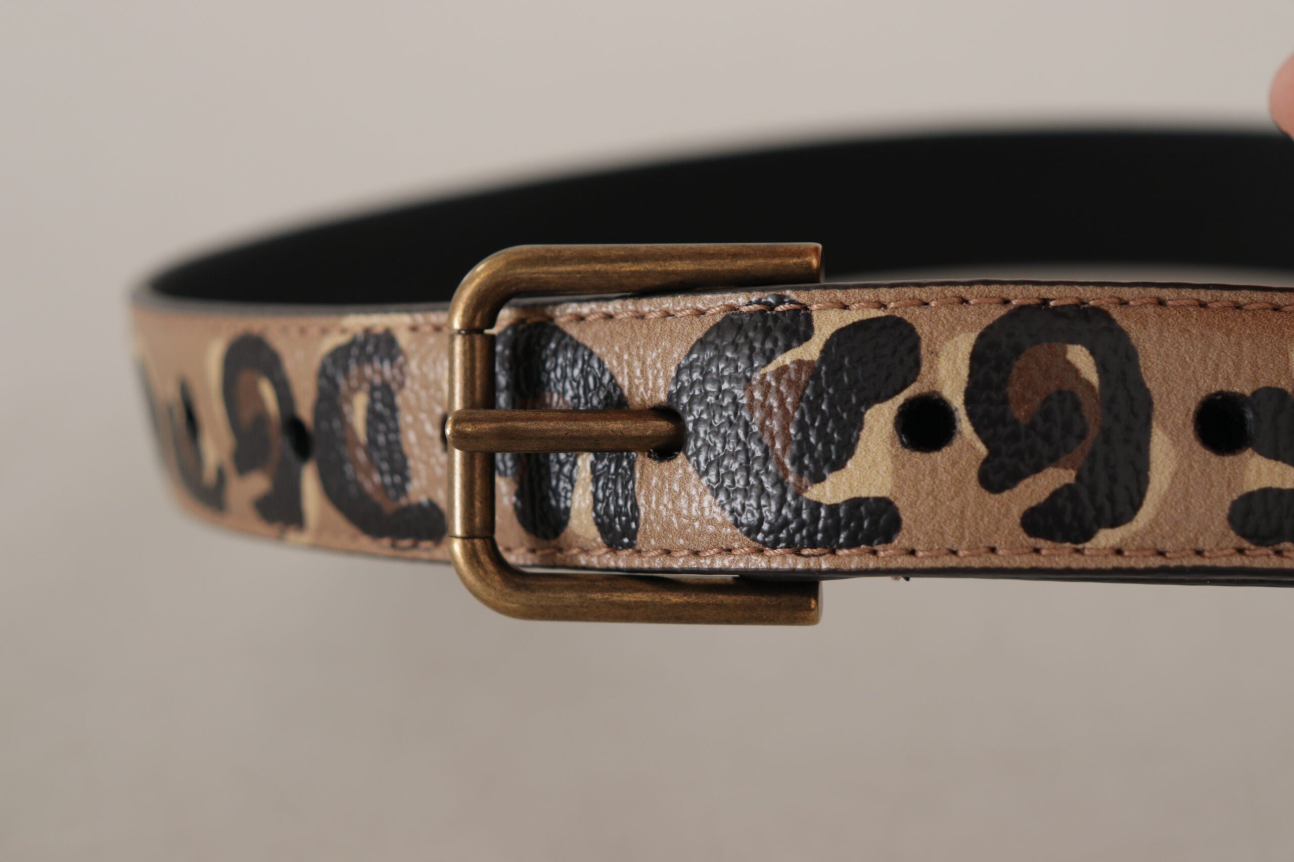 Brun läderrem med leopardmönster och vintage-metallspänne