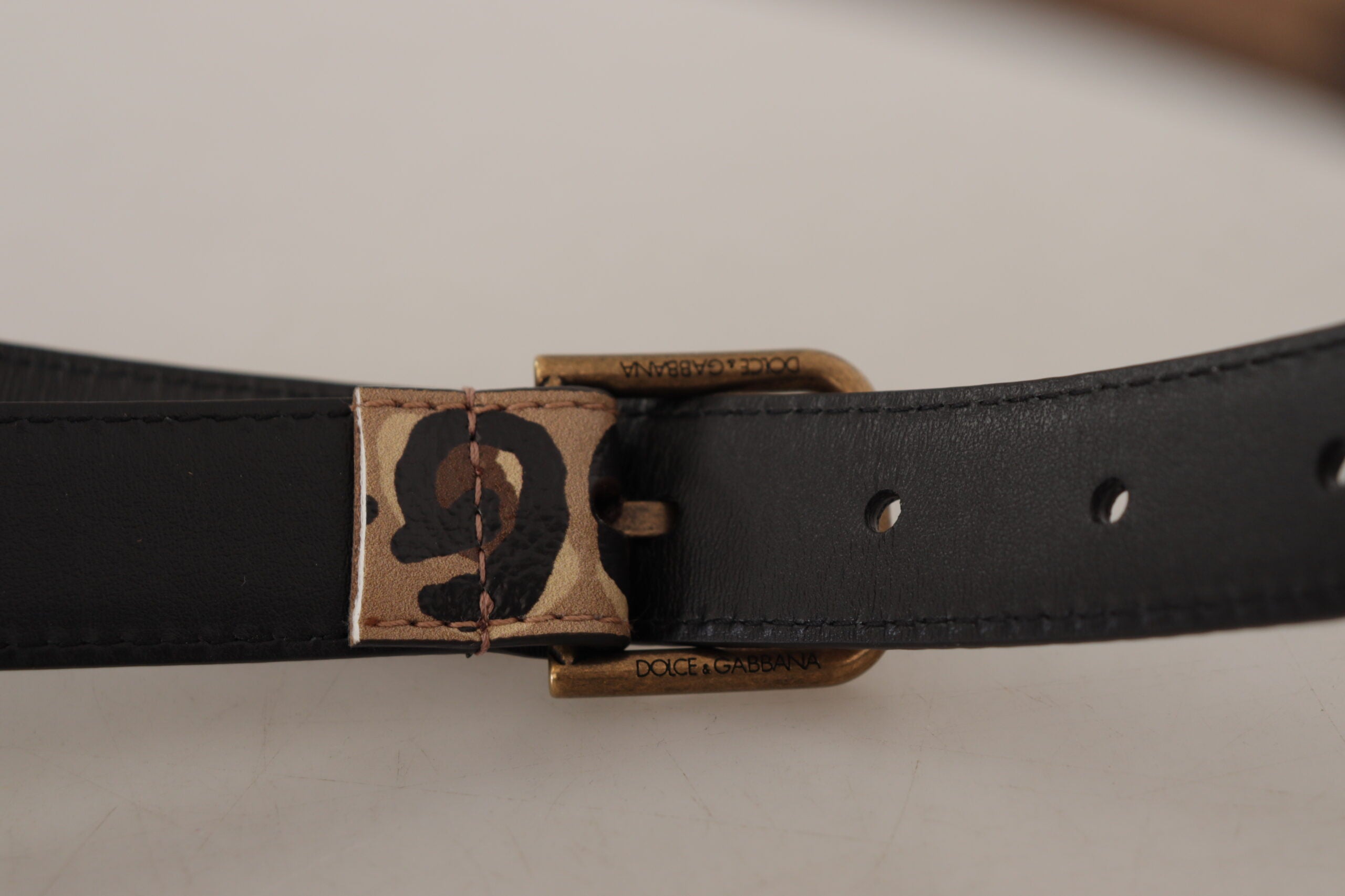 Brun läderrem med leopardmönster och vintage-metallspänne