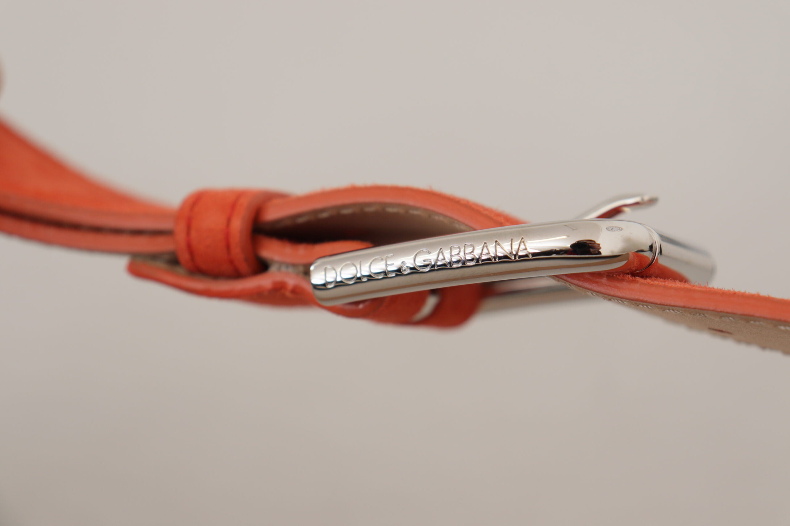 Brun läder/mocka-kombi-bälte med silverfärgad logobrooch