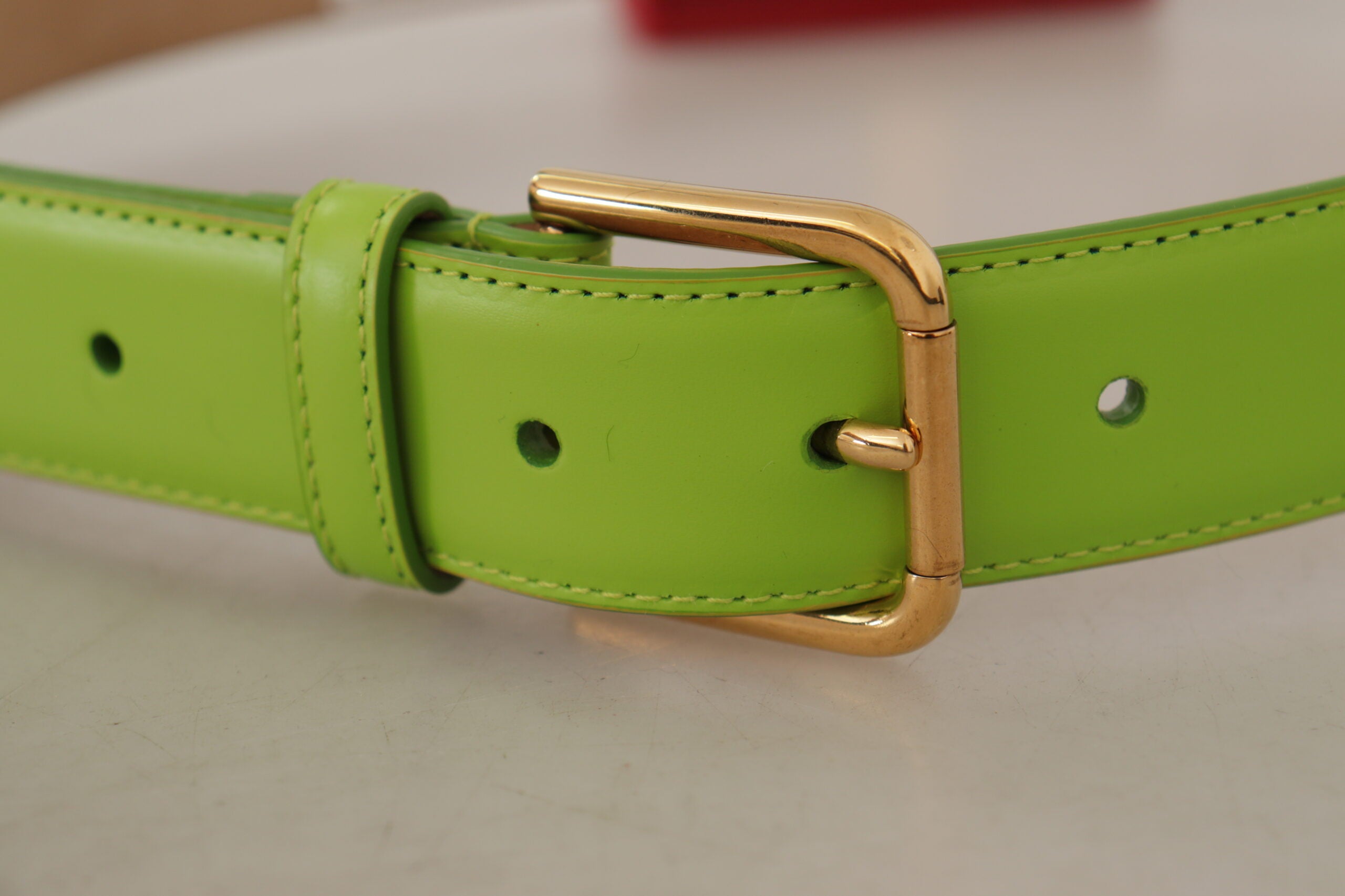 Grön läder Micro Bag med hjärtmotiv, hörlurar och bälte