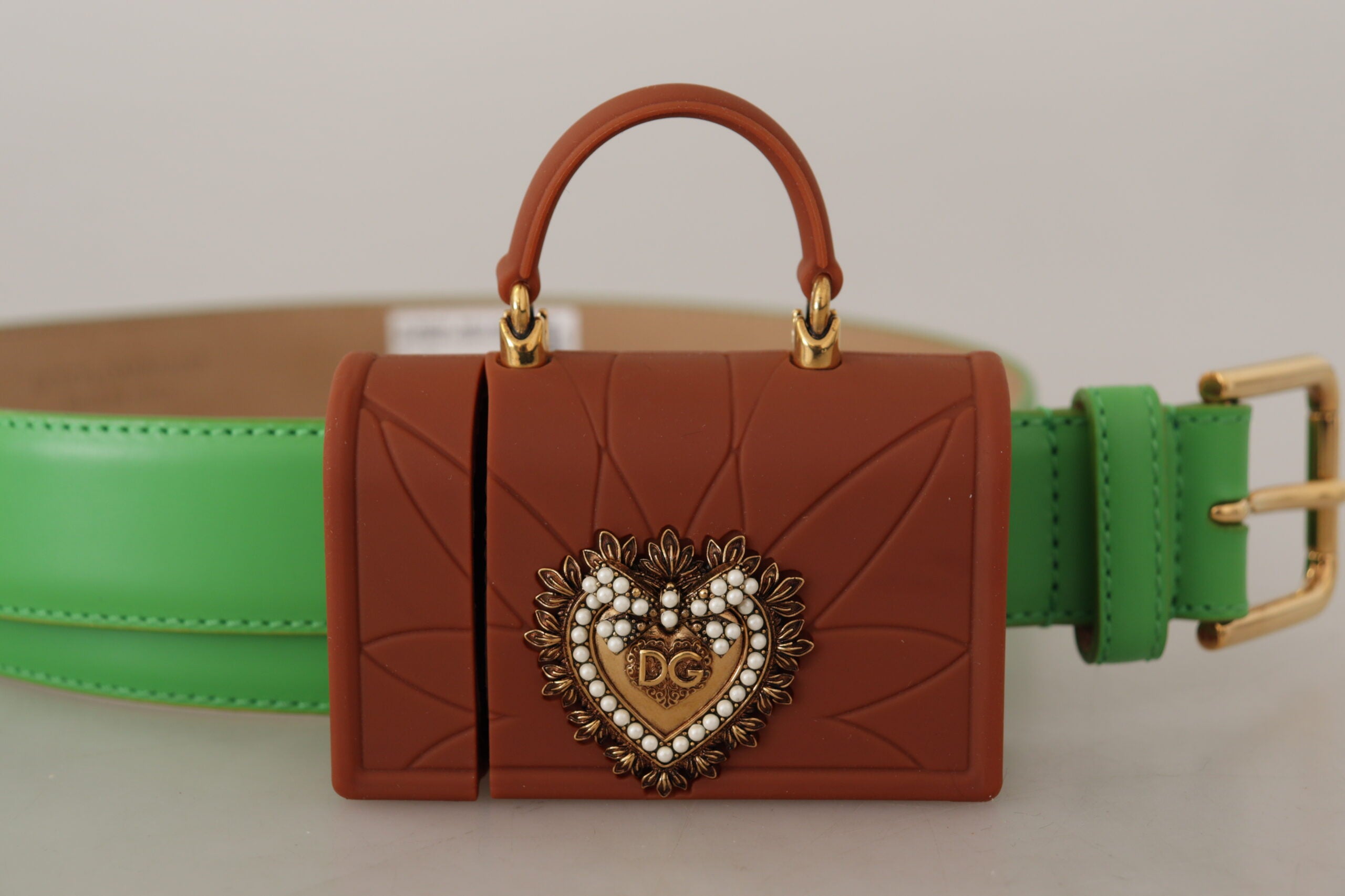 Grön läder Micro Bag med hjärtmotiv, hörlurar och bälte