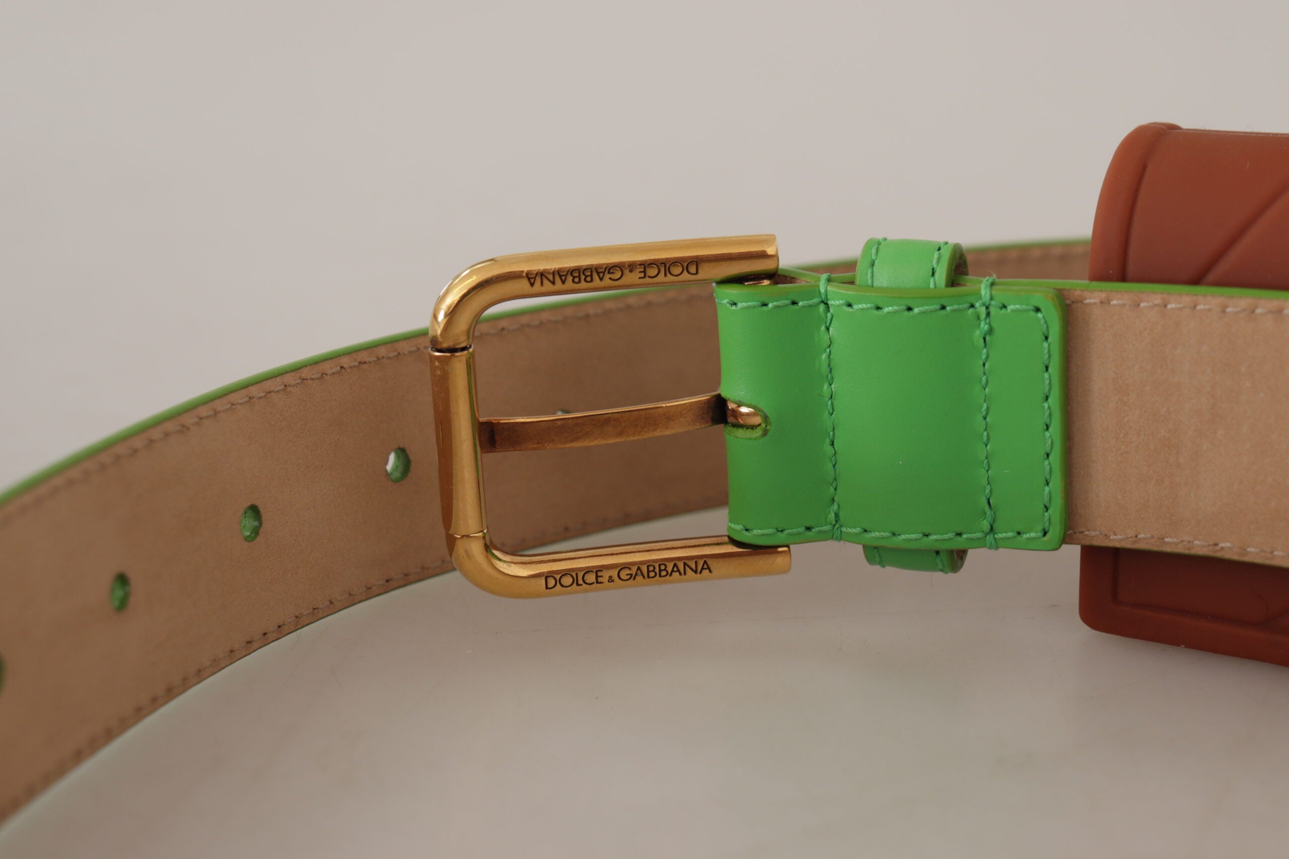 Grön läder Micro Bag med hjärtmotiv, hörlurar och bälte
