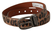 Brun läderbälte med prägling i leopardmönster och spänne.