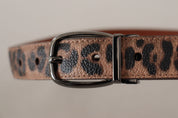 Brun läderbälte med prägling i leopardmönster och spänne.