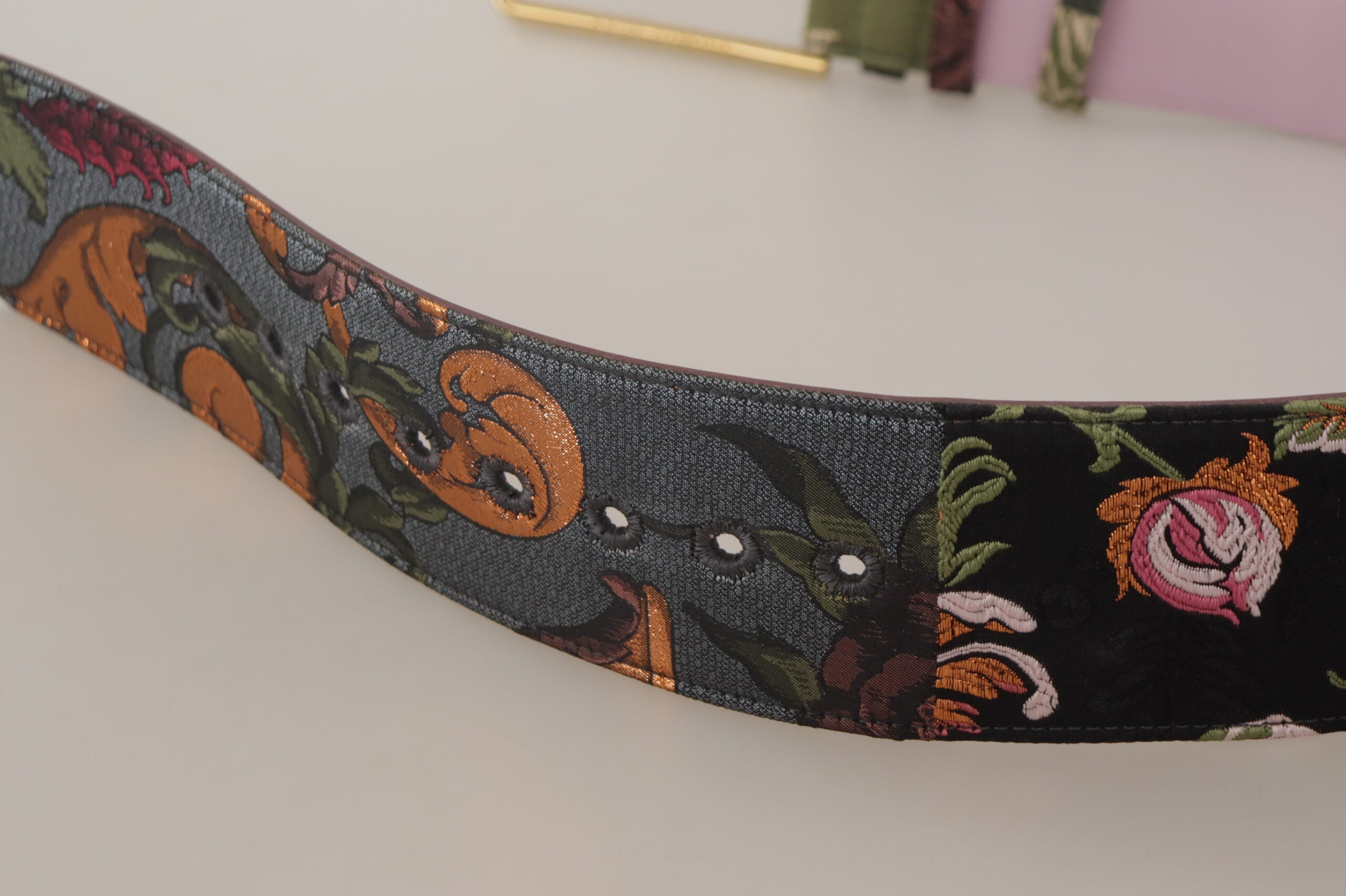 Flerfärgad läderbälte med broderi och guldmetallspänne