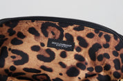 Blå handväska med logotryck och leopardmönstrad toalettväska