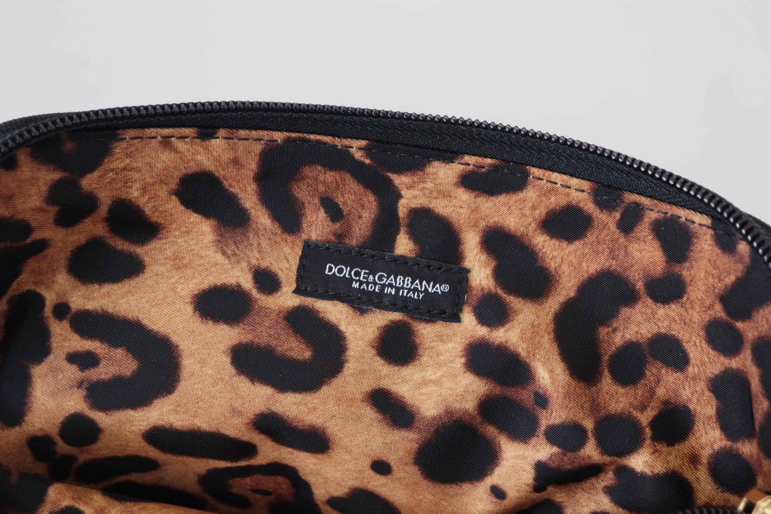 Blå handväska med logotryck och leopardmönstrad toalettväska