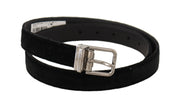 Svart, vardagsmässig, sammetskänd, med silverfärgad metallösning och logoband.