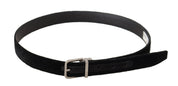 Svart, vardagsmässig, sammetskänd, med silverfärgad metallösning och logoband.