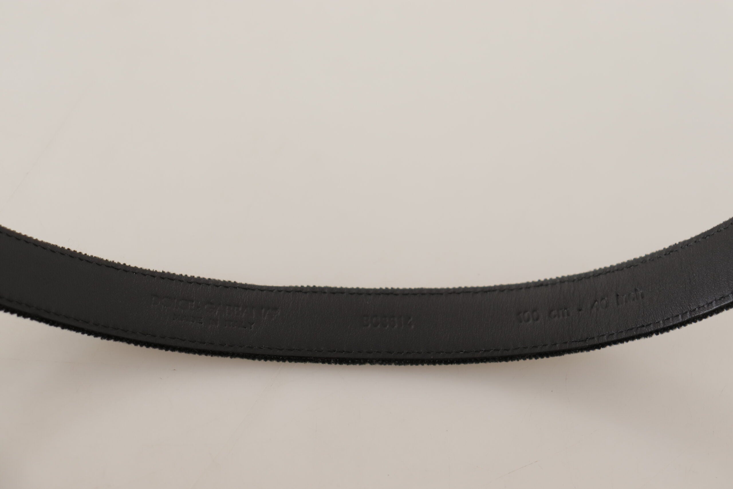 Svart, vardagsmässig, sammetskänd, med silverfärgad metallösning och logoband.