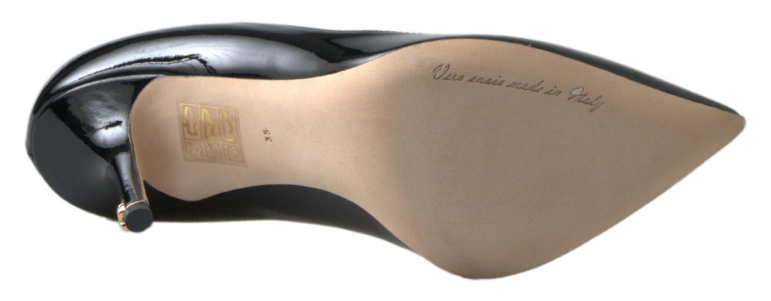 Svarta pumps i lackläder med höga klackar