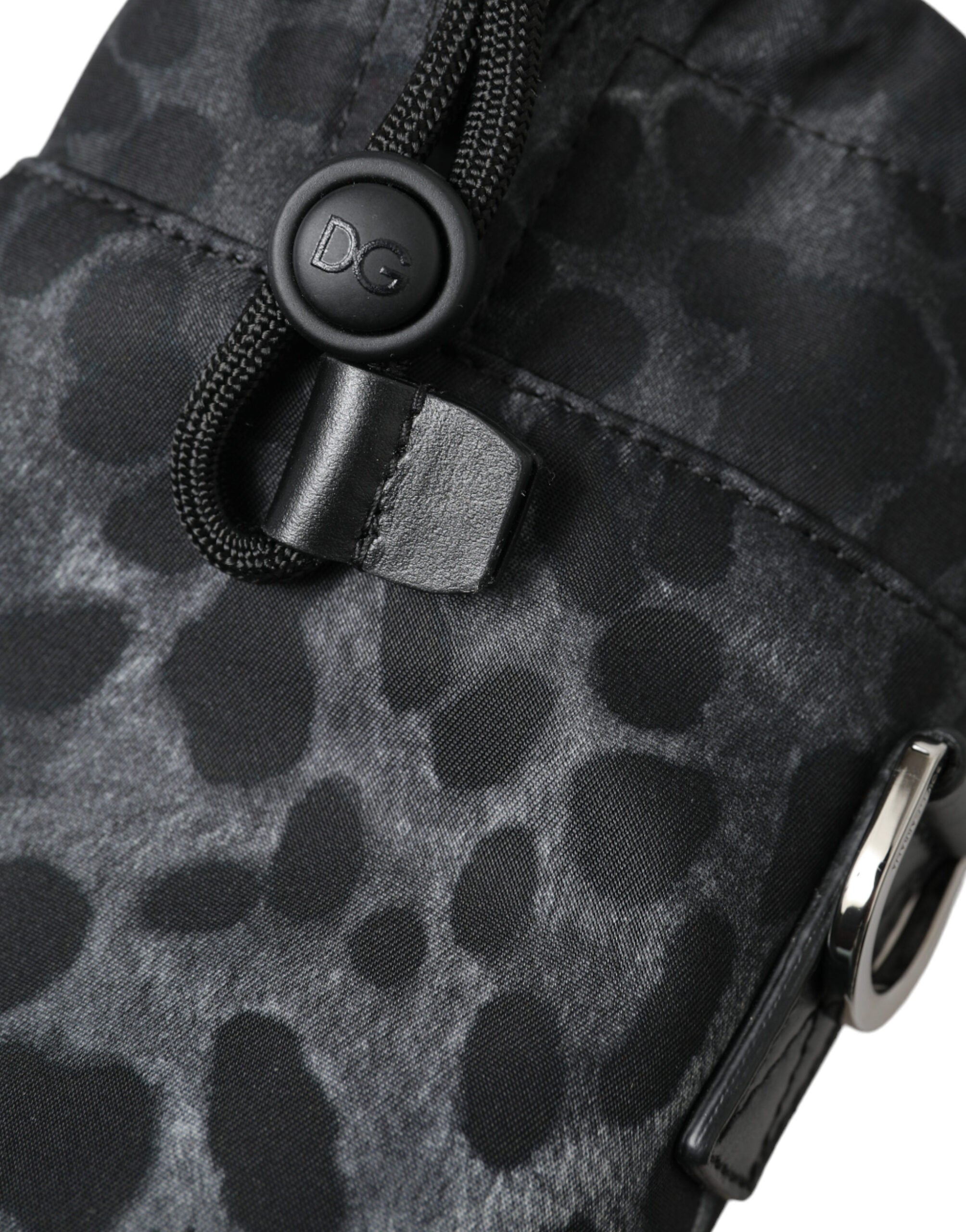 Väska med rund, smal form i svart leopardmönster med flaskfack