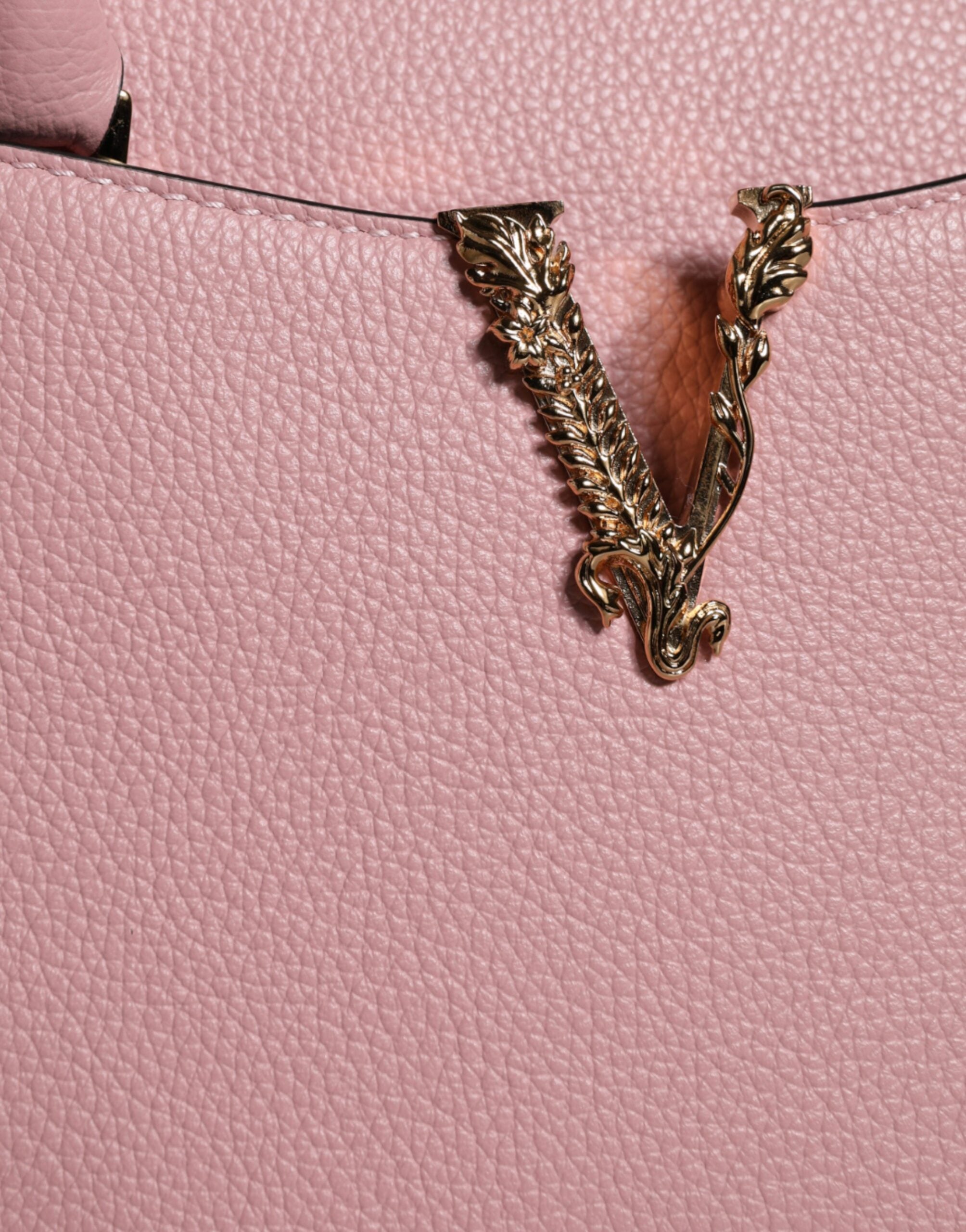 Liten rosa axelväska i läder med övre handtag och strukturerat kalvskinn.