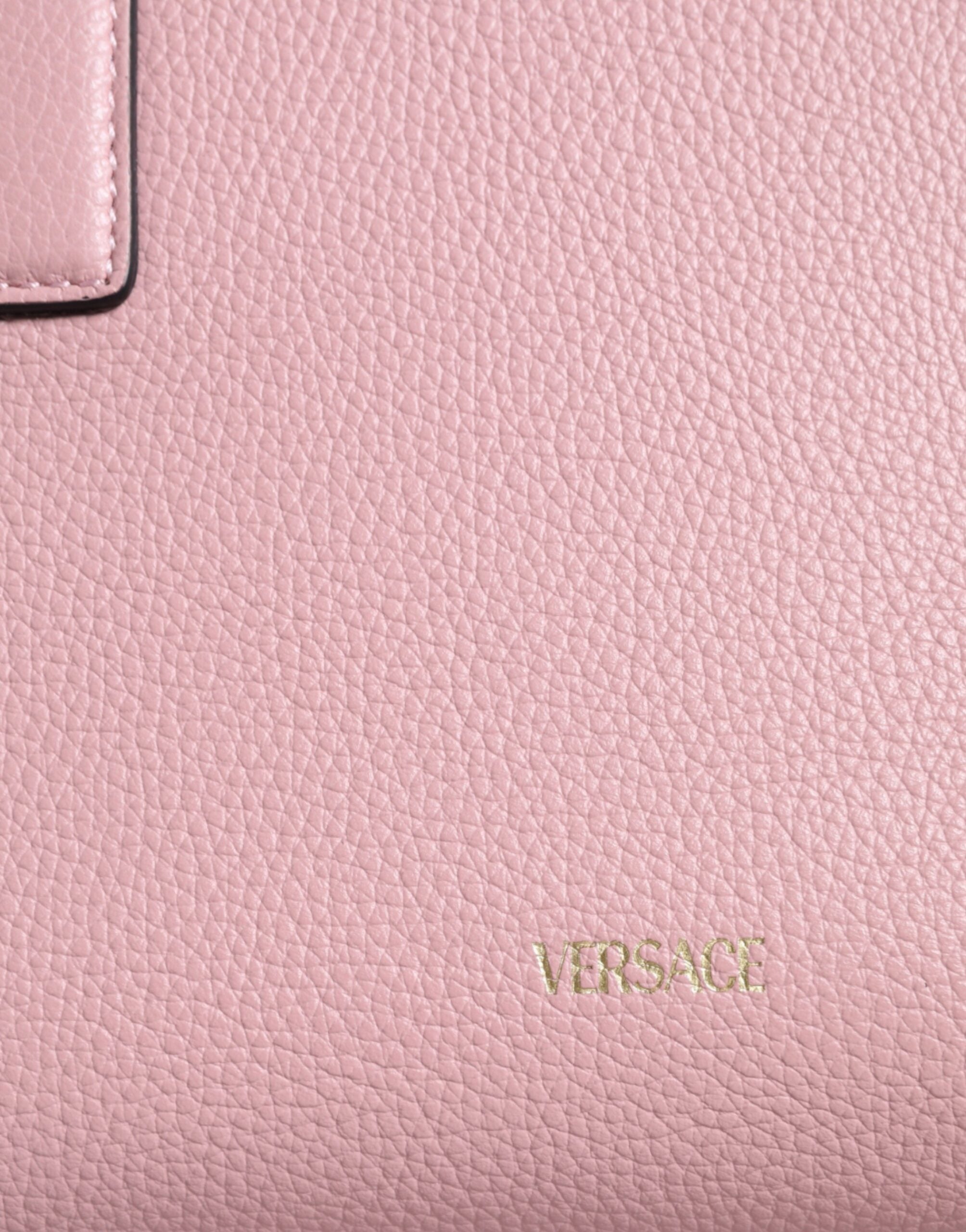 Liten rosa axelväska i läder med övre handtag och strukturerat kalvskinn.