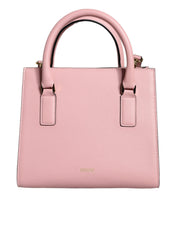 Liten rosa axelväska i läder med övre handtag och strukturerat kalvskinn.