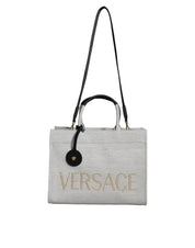 Vit läderhandväska med läderdetaljer och logotyp, med övre handtag och som kan bäras som crossbody-väska.