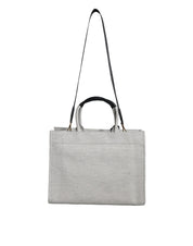 Vit läderhandväska med läderdetaljer och logotyp, med övre handtag och som kan bäras som crossbody-väska.