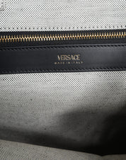 Vit läderhandväska med läderdetaljer och logotyp, med övre handtag och som kan bäras som crossbody-väska.