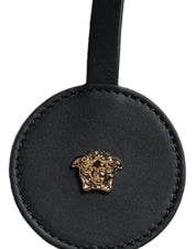 Vit läderhandväska med läderdetaljer och logotyp, med övre handtag och som kan bäras som crossbody-väska.