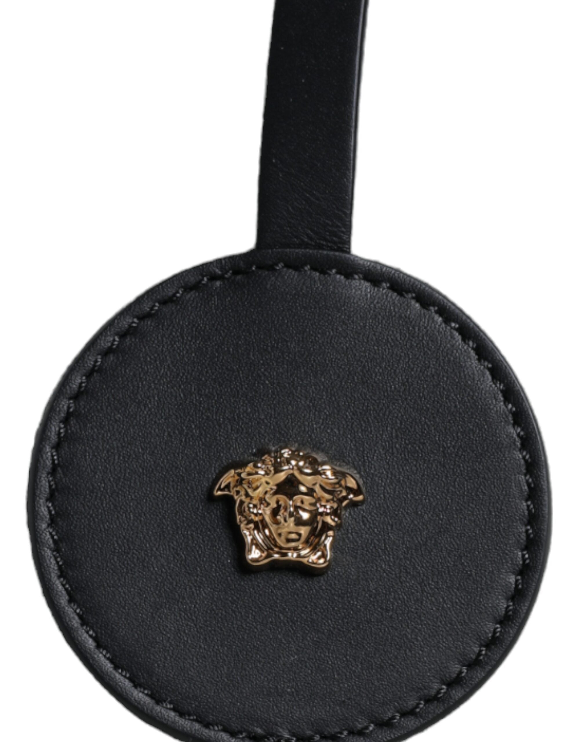 Vit läderhandväska med läderdetaljer och logotyp, med övre handtag och som kan bäras som crossbody-väska.