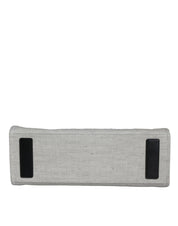 Vit läderhandväska med läderdetaljer och logotyp, med övre handtag och som kan bäras som crossbody-väska.
