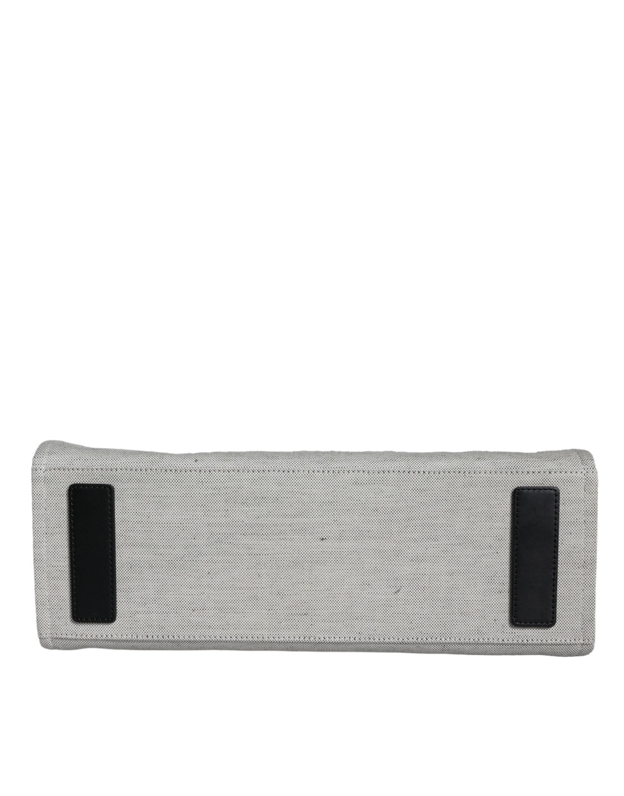 Vit läderhandväska med läderdetaljer och logotyp, med övre handtag och som kan bäras som crossbody-väska.