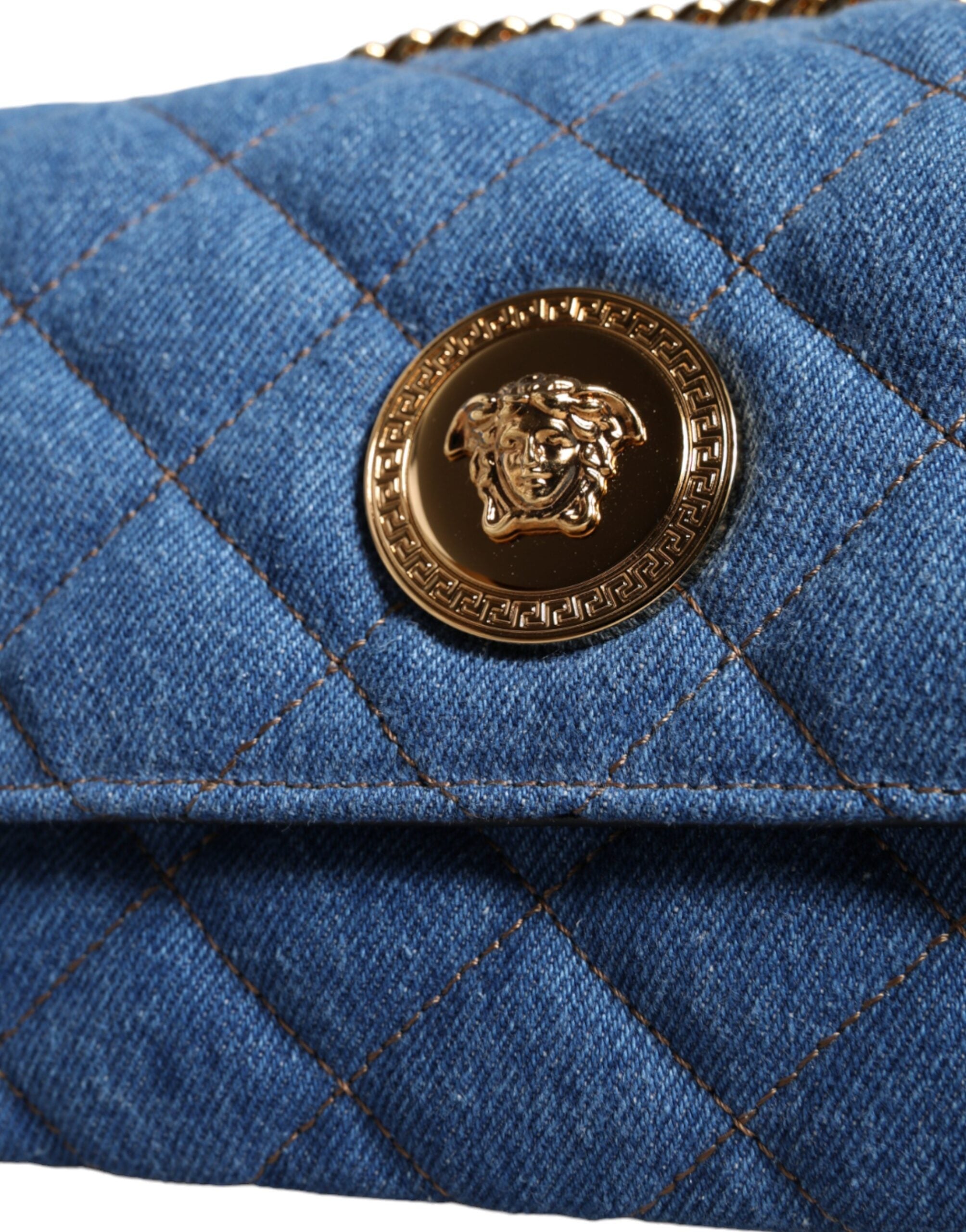 Blå quiltad läderaxelväska i denim