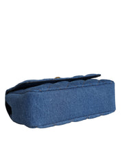Blå quiltad läderaxelväska i denim